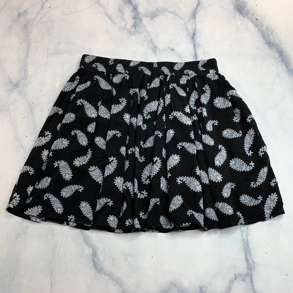 Brandy Melville Black White Paisley Mini Skirt - Picture 3 of 8